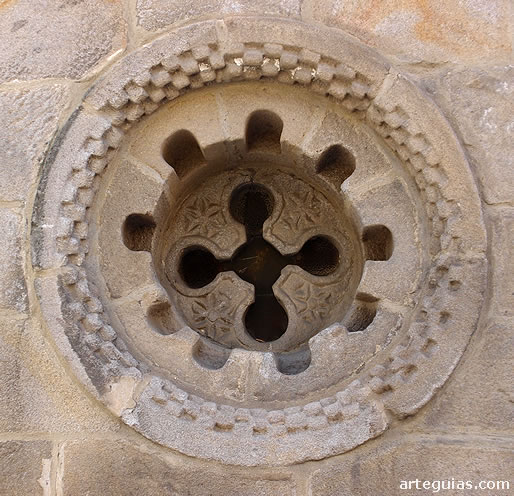 Uno de los óculos del ábside