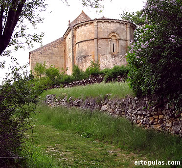 Aspecto general de la iglesia con la galer&iacute;a porticada