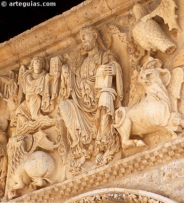 Monumental conjunto esculpido en la iglesia de Santiago de Carri&oacute;n de los Condes