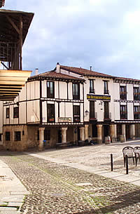 Plaza de Do&ntilde;a Urraca de Covarrubias y el Restaurante Casa Gal&iacute;n