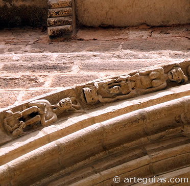 Figuras demoniacas en las arquivoltas de la iglesia de Cifuentes