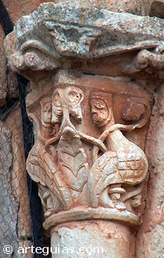 Capitel de un vantanal de la iglesia de Nafr&iacute;a la Llana