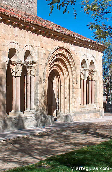 Galer&iacute;a portica de la iglesia de San Pedro de Ga&iacute;llos