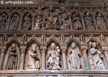 Detalle de la fachada historiada de la iglesia de Villalc&aacute;zar de Sirga, Palencia