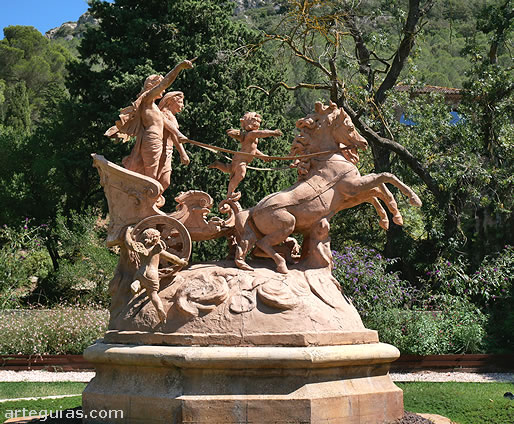 Estatua de Apolo en los jardines