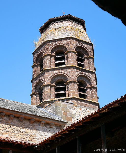Abad&iacute;a de Lavaudieu: torre campanario desmochada de la iglesia