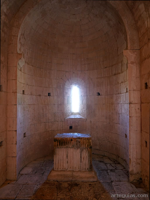 &Aacute;bside y altar de la iglesia baja