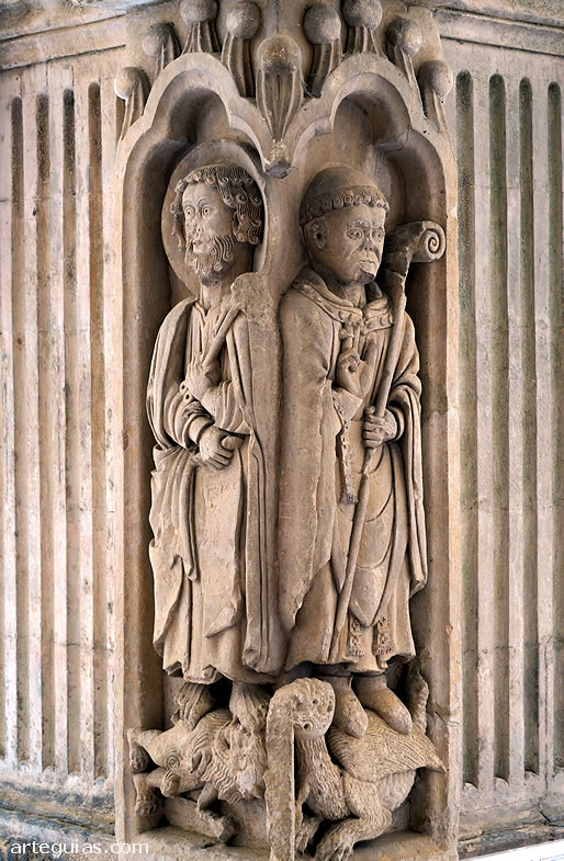Relieves en una de las esquinas del claustro