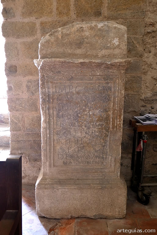 Pieza romana e el interior de la iglesia