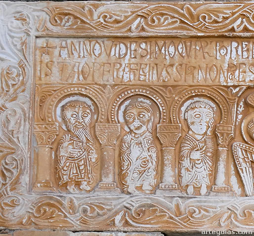 Tres ap&oacute;stoles del c&eacute;lebre dintel