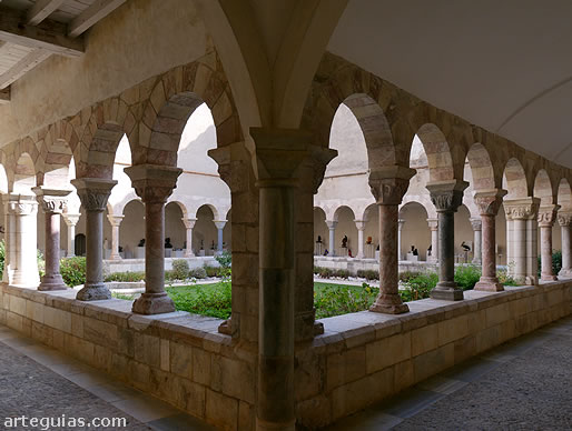 de la Abad&iacute;a de Saint-G&eacute;nis-des-Fontaines, Francia: claustro
