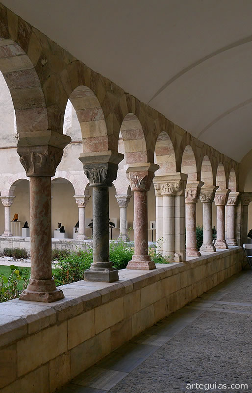 Claustro de la Abad&iacute;a de Saint-G&eacute;nis-des-Fontaines, Francia