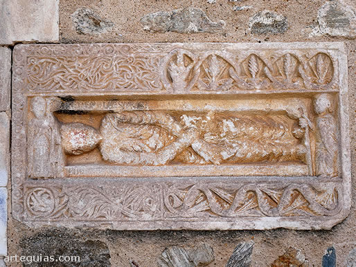 de la Abad&iacute;a de Saint-G&eacute;nis-des-Fontaines, Francia: relieve funerario en la fachada
