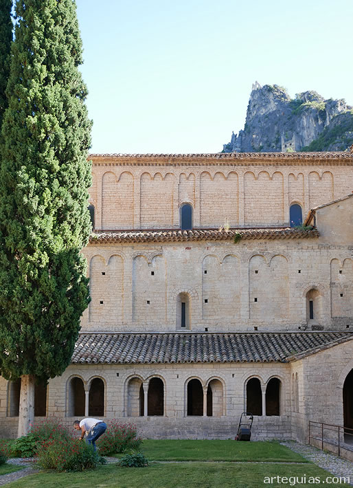 Claustro inferior y las naves de la iglesia lombarda