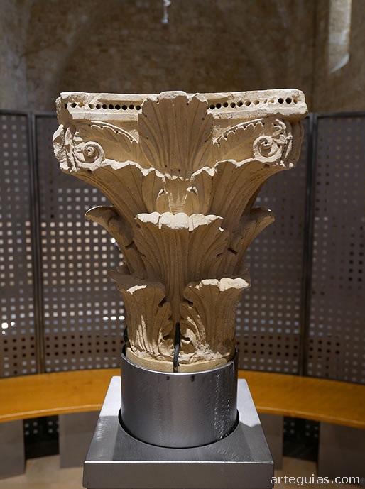 Capitel rom&aacute;nico del siglo XII en el Museo