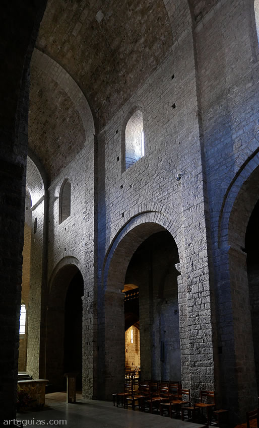 Alzado de la nave central del siglo XI de la Abad&iacute;a de Saint-Guilhem-le-D&eacute;sert
