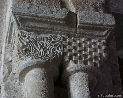 Pareja de capiteles de est&eacute;tica prerrom&aacute;nica