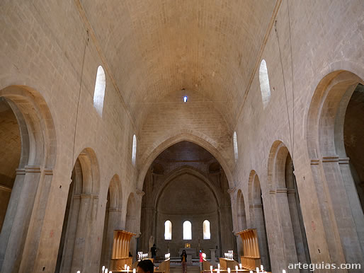 Interior de la nave central de la iglesia de S&eacute;nanque