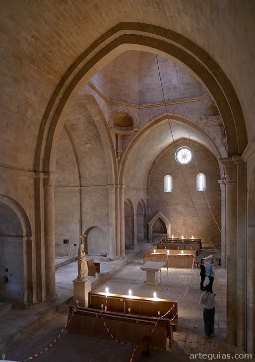 Transepto de la iglesia abacial desde la escalera de maitines