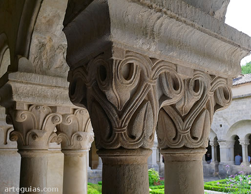 Capiteles geom&eacute;tricos y vegetales del claustro