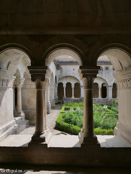 Arcos y columnas del claustro de la Abad&iacute;a de S&eacute;nanque
