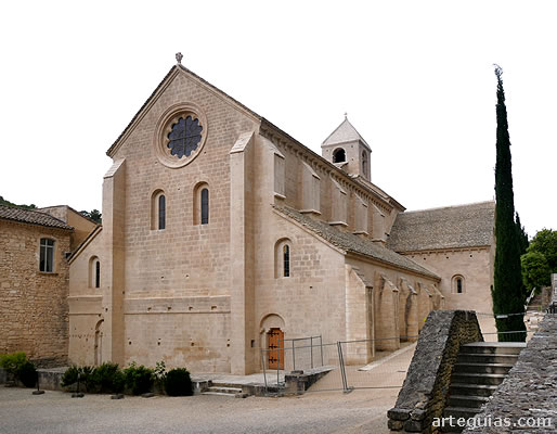 Abad&iacute;a de S&eacute;nanque: iglesia desde el oeste