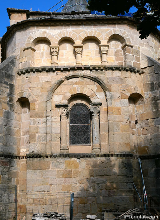 &Aacute;bside central de la iglesia de la Abad&iacute;a de Saint-Pierre de Nant, Francia