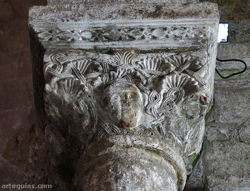 Capitel de un rostro humano entre vegetaci&oacute;n