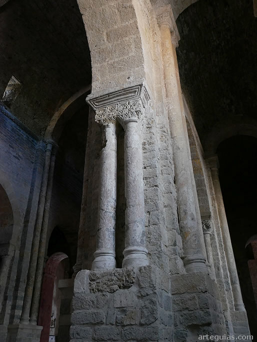 Columnas pareadas een el interior de la iglesia de la Abad&iacute;a de Saint-Pierre de Nant