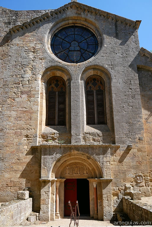 Imafronte o fachada principal de la iglesia abacial de Fontfroide 