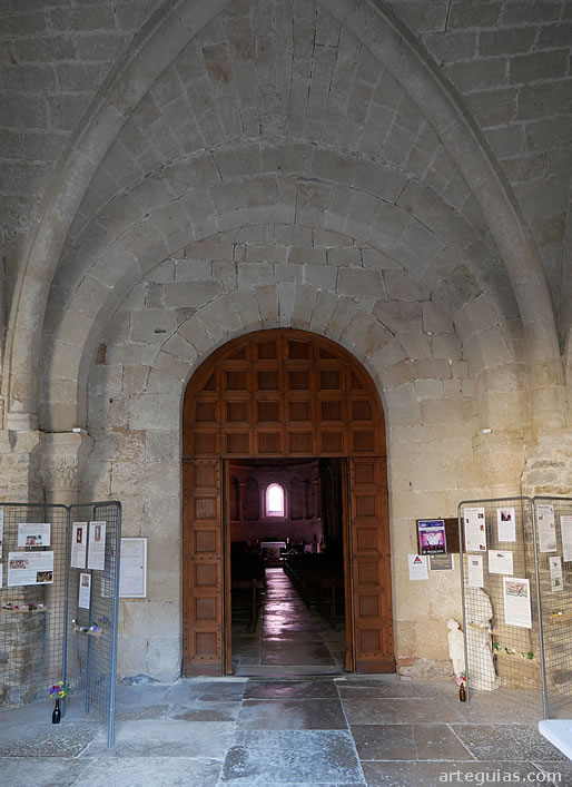 Puerta de comunicaci&oacute;n entre el n&aacute;rtex y las naves de la iglesia