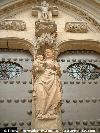 Detalle de la portada de la iglesia de Santa Mar&iacute;a del Salvador, Chinchilla