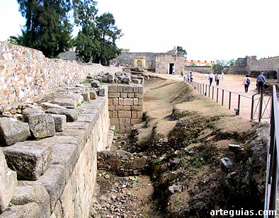 La alcazaba es un inmenso parque arqueol&oacute;gico con mil a&ntilde;os de historia