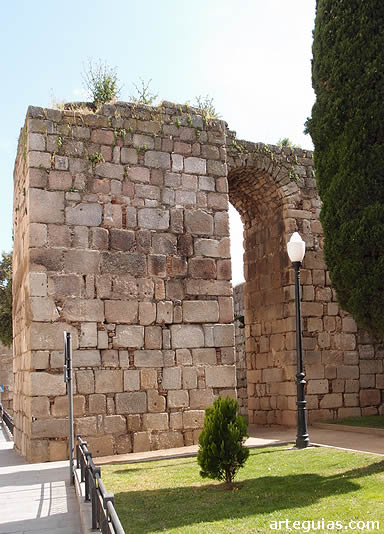 Exterior ajardinado de la alcazaba emeritense