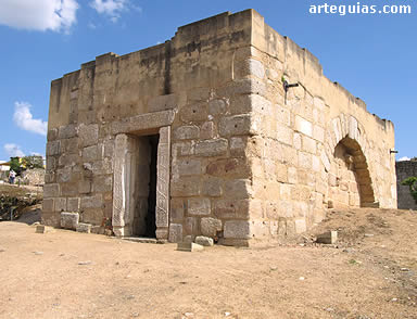 Estrucyura exterior del aljibe, ubicado en el interior del patio de la alcazaba