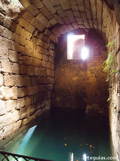 B&oacute;veda y estanque del aljibe subterr&aacute;neo que se nutre de las aguas del cercano r&iacute;o Guadiana