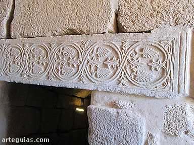 Dintel en el arranque de la escalera que desciende al aljibe