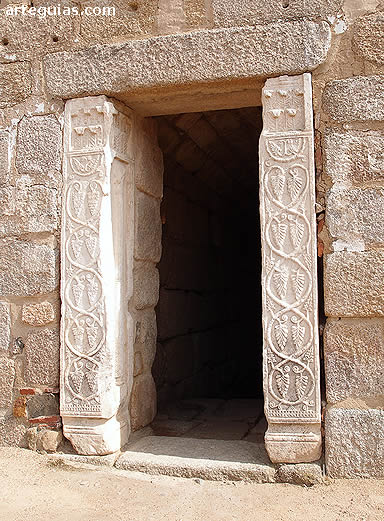 Entrada al aljibe con dos pilastras visigodas flanqueando la puerta