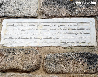 R&eacute;plica de la l&aacute;pida fundacional de la Alcazaba de M&eacute;rida
