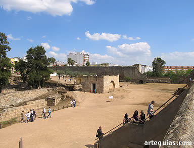 El patio interior de la alcazaba ocupa una enorme superficie de terreno