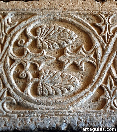 Pilastra visigoda con relieves vegetales aprovechada en el aljibe