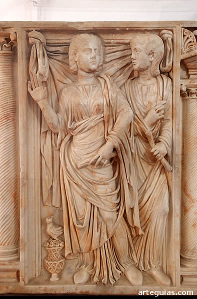 Detalle del sepulcro romano que se expone en el Alc&aacute;zar de los Reyes Cristianos