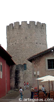 Vista del torre&oacute;n y el centro hist&oacute;rico de Llanes, Asturias