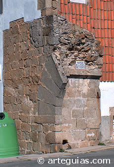 Restos de la Puerta del Puente de la muralla de El Barco de &Aacute;vila