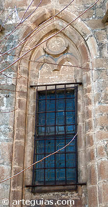 Ventanal en la cabecera de la iglesia