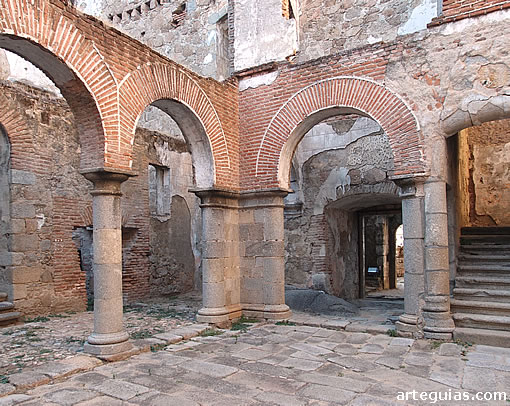 Castillo de Mombeltrán: patio del interior