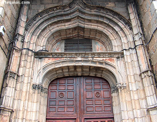 Puerta del gótico final en la iglesia parroquial de Mombeltrán