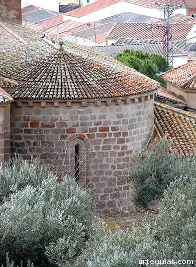 Iglesia de San Mart&iacute;n: &aacute;bside rom&aacute;nico