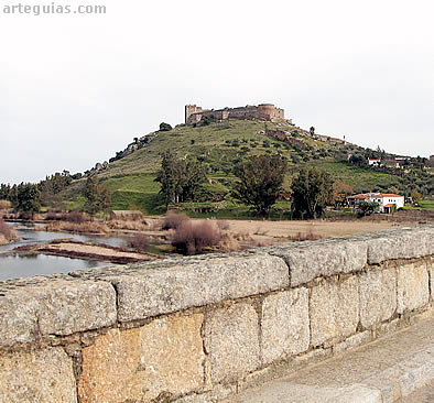 El castillo de Medell&iacute;n, Badajoz. Panor&aacute;mica desde el Puente de los Austrias