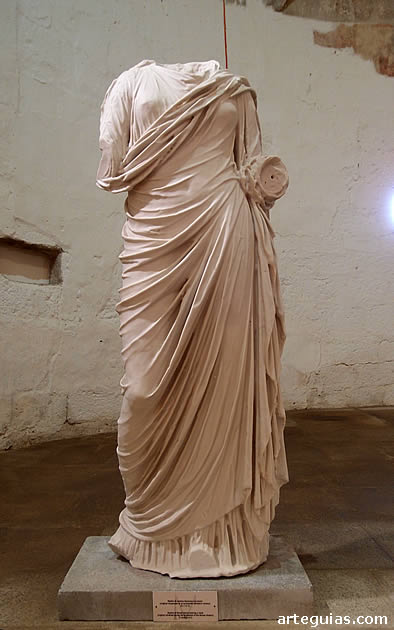 Reproducci&oacute;n de una estatua femenina procedente del teatro
